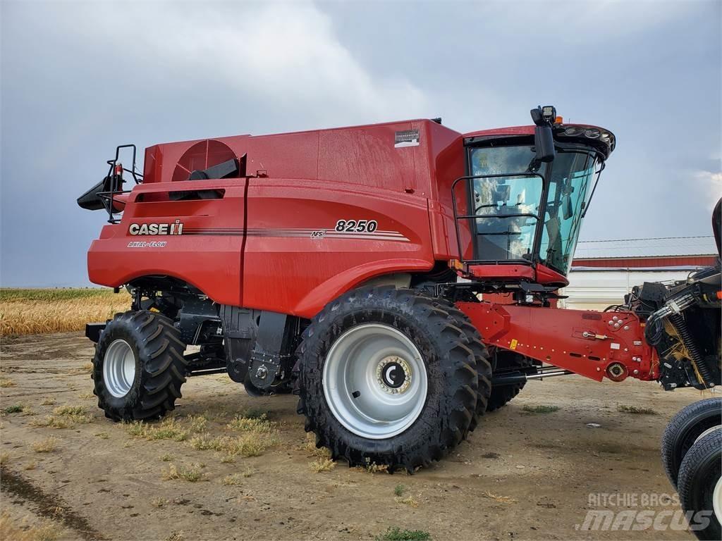 Case IH 8250 Kombinované zberacie stroje