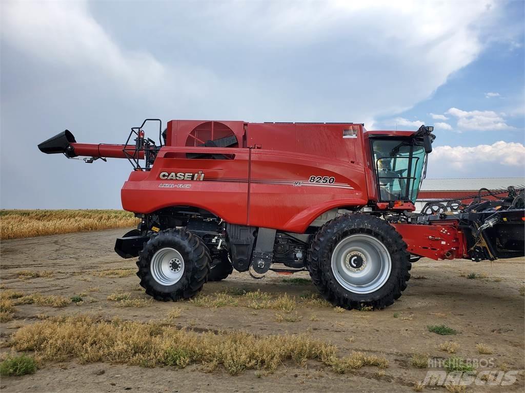 Case IH 8250 Kombinované zberacie stroje