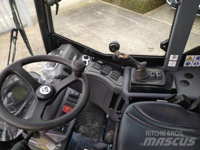 GiANT G3500 Tele Kolesové nakladače
