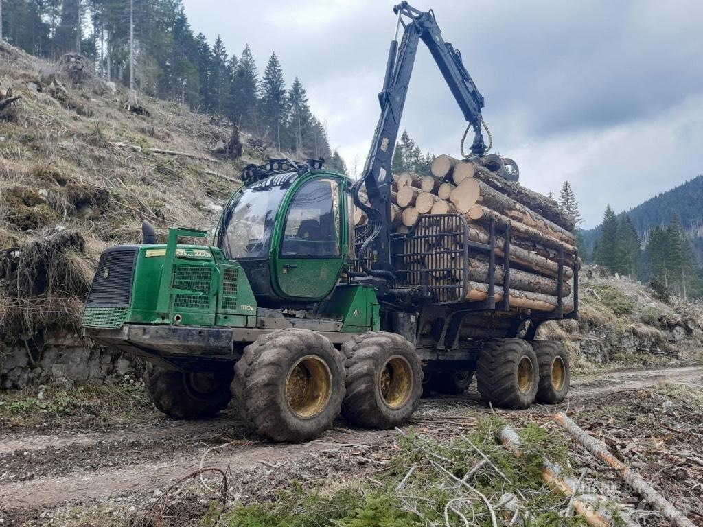 John Deere 1110 E Lesné traktory