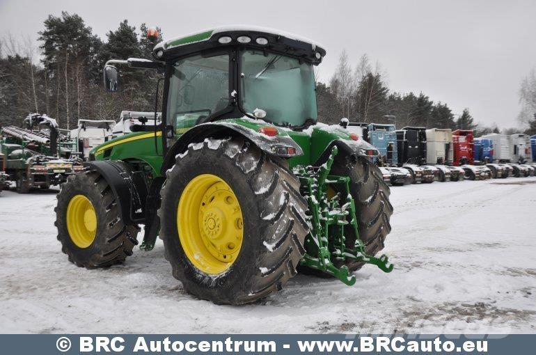 John Deere 8245R Traktory