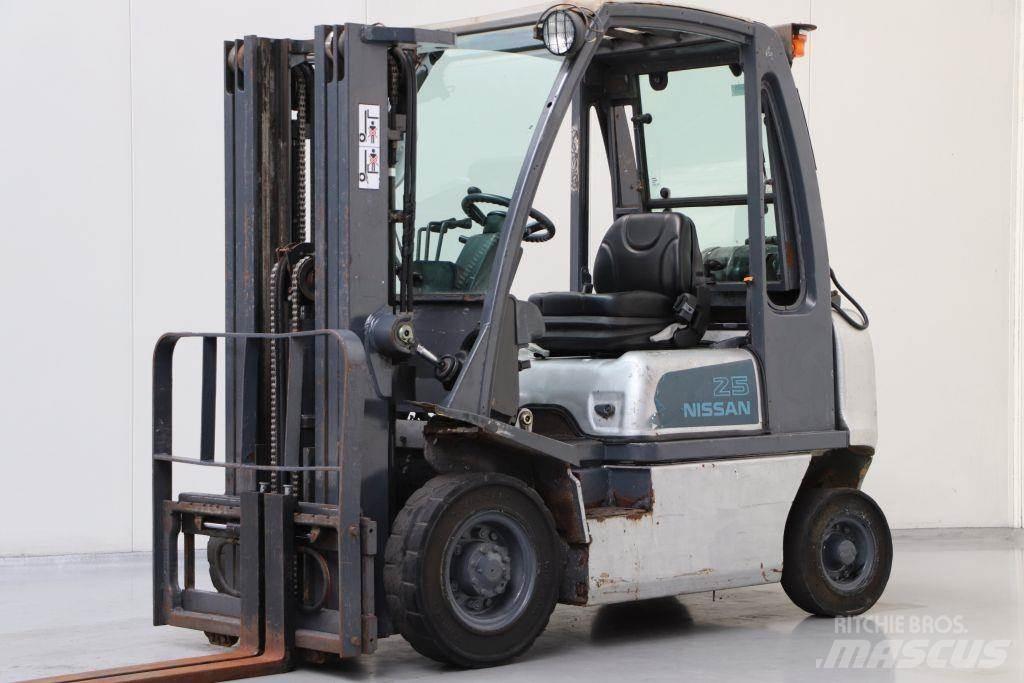 Nissan UD02A25PQ LPG vozíky