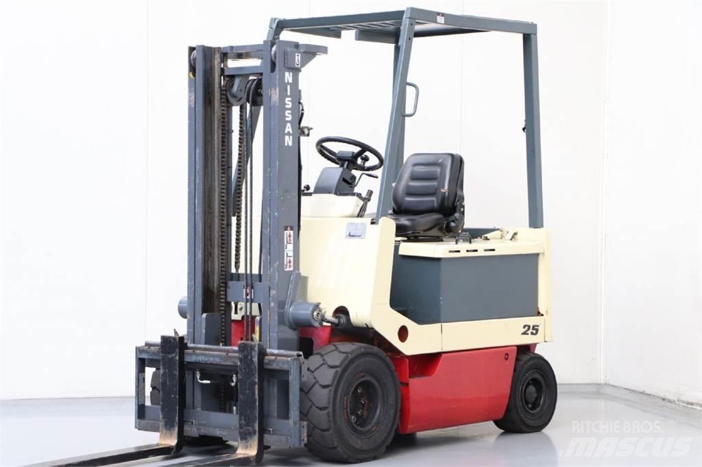 Nissan UM02L25U Akumulátorové vozíky