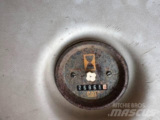 CAT 325 LN Kabíny a interiér