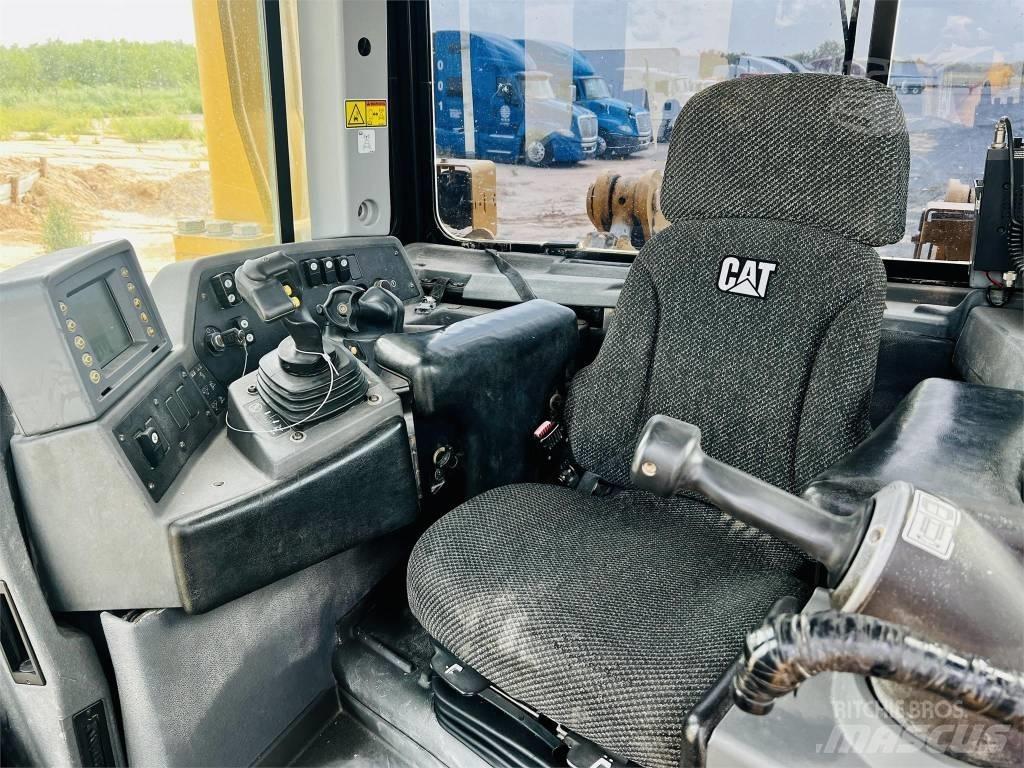 CAT D 8 T Pásové dozéry