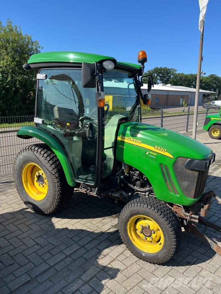 John Deere 3320 Kompaktné traktory