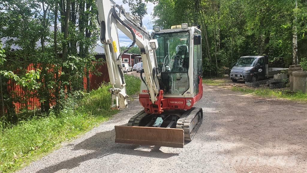 Takeuchi TB230 Mini rýpadlá < 7t