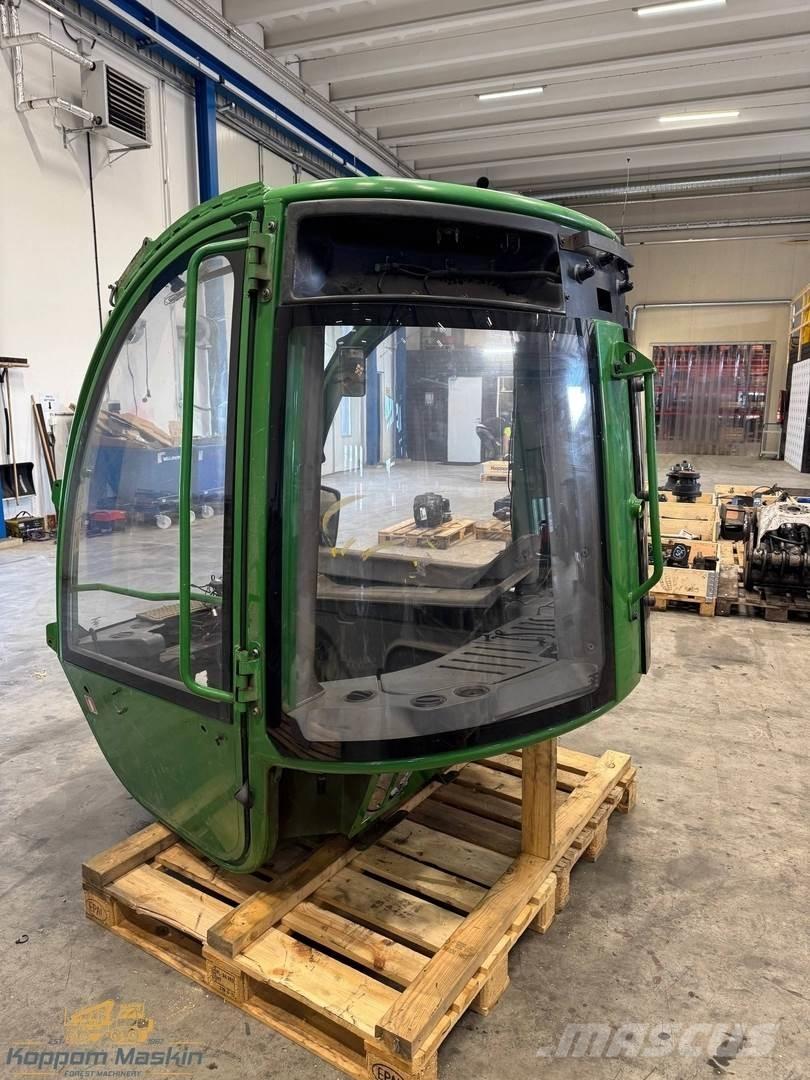 John Deere 1210E Kabíny a interiér