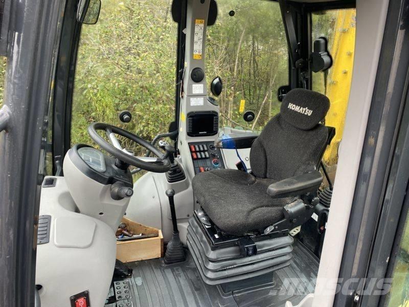 Komatsu WB 93 R-8 Rýpadlo-nakladače