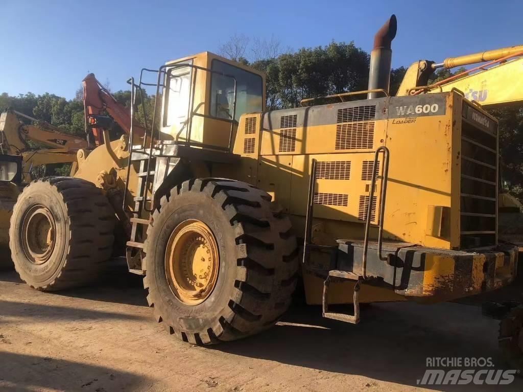 Komatsu WA 600-3 Kolesové nakladače