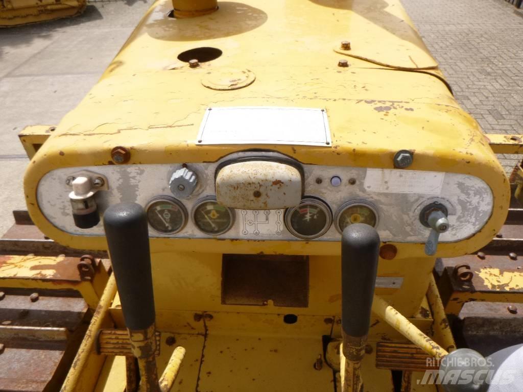 CAT D 4 D Pásové dozéry