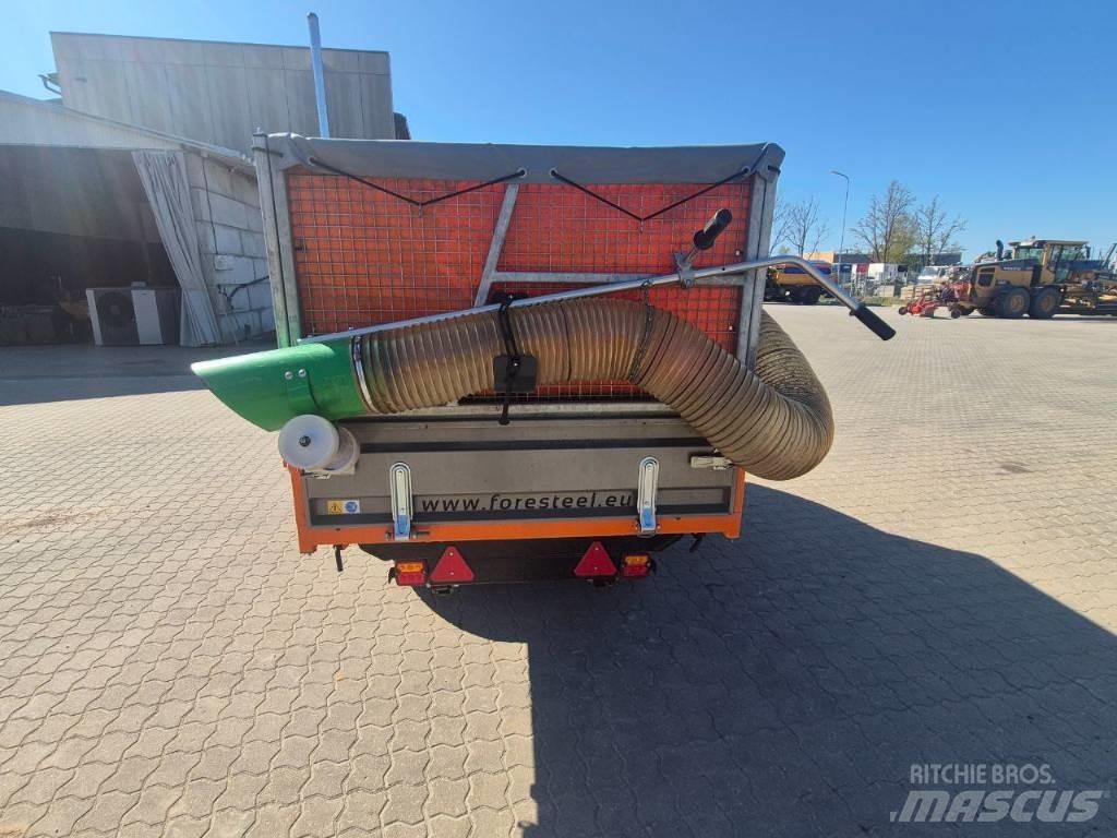 Foresteel F2200 Kompaktné prídavné zariadenie pre traktory