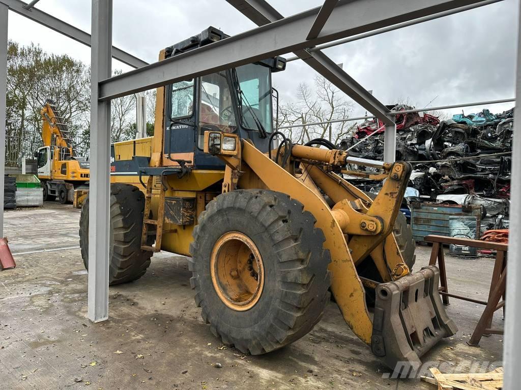 Komatsu WA200 Kolesové nakladače