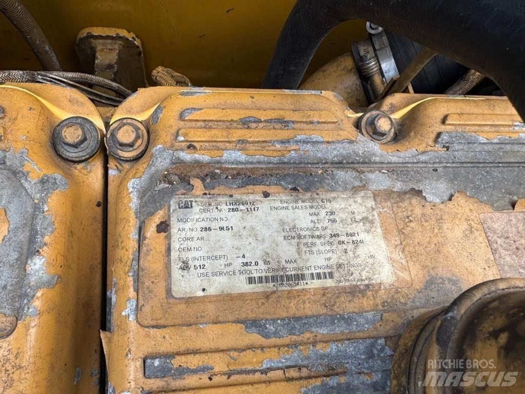 CAT 374DL Pásové rýpadlá