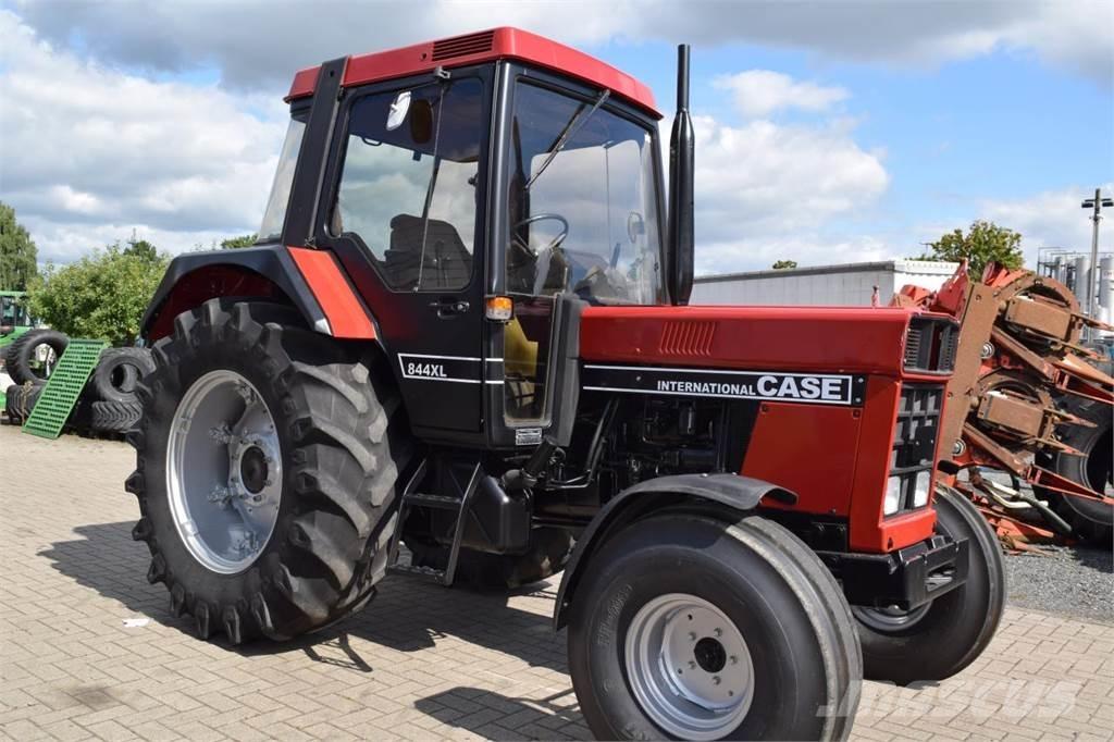 Case IH 844 XL Traktory