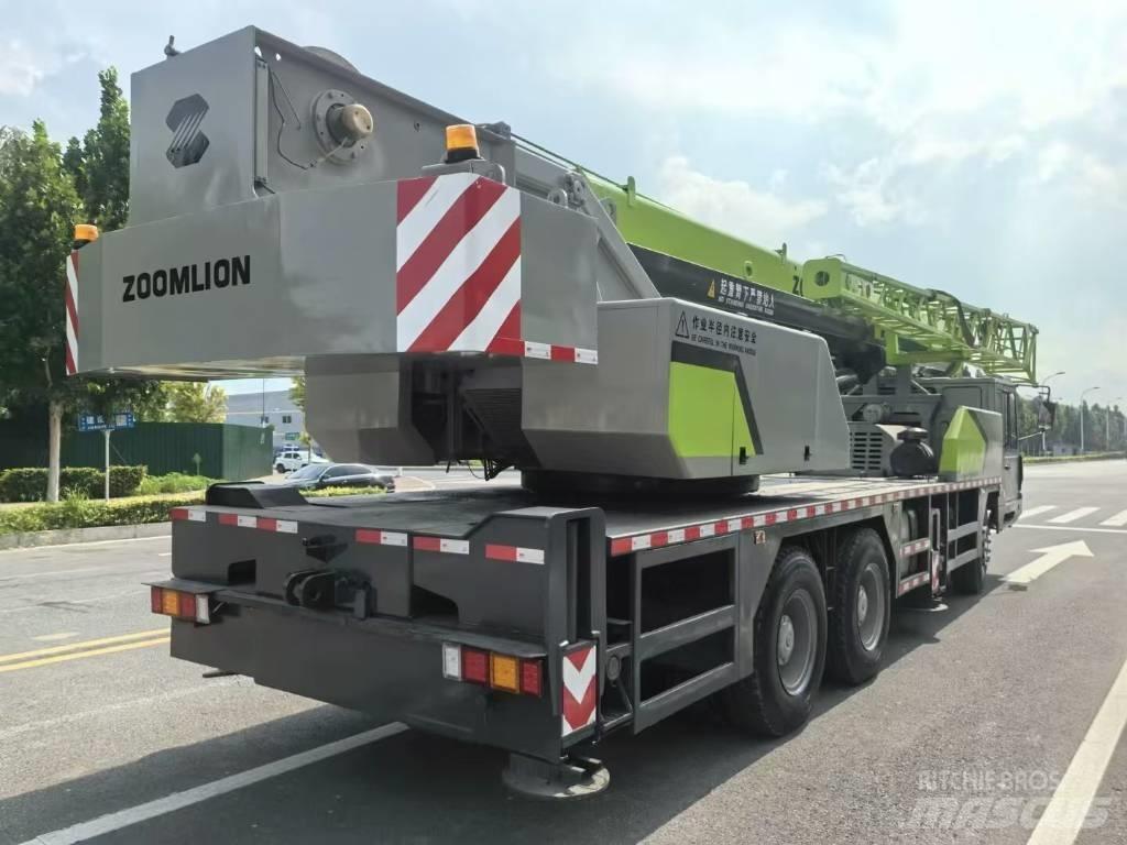 Zoomlion ZCT 251 V Kladkostroje, navijaky a stavebné výťahy