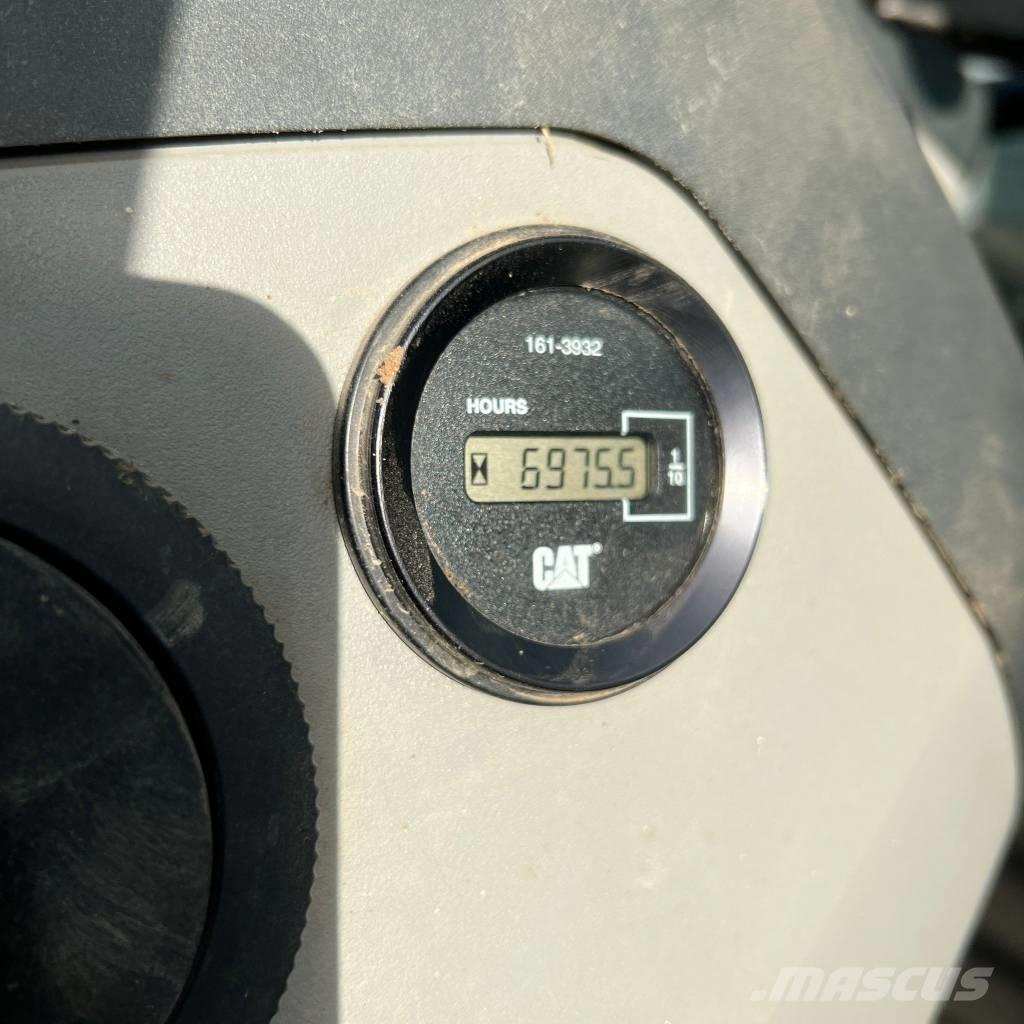 CAT 444 E Rýpadlo-nakladače