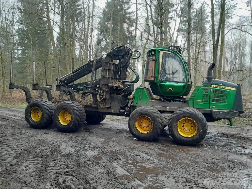 John Deere 1110 E Lesné traktory