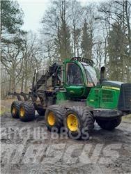 John Deere 1110 E Lesné traktory