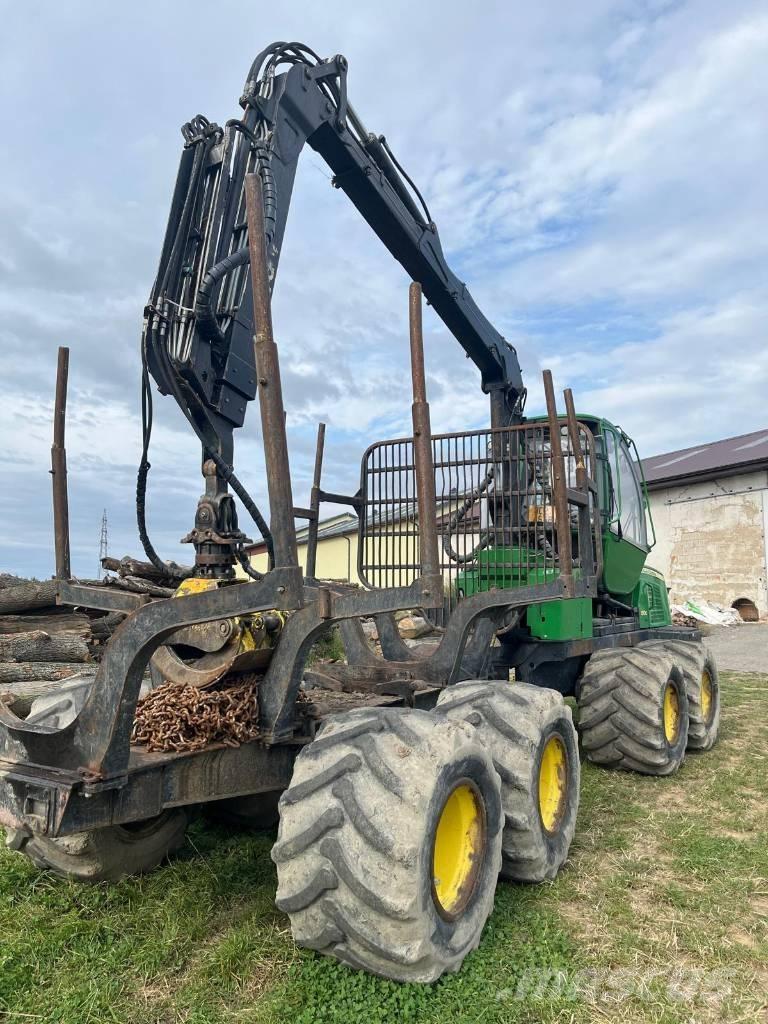 John Deere 810 E Lesné traktory