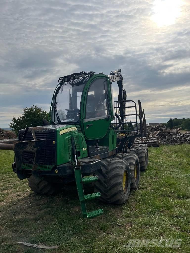 John Deere 810 E Lesné traktory