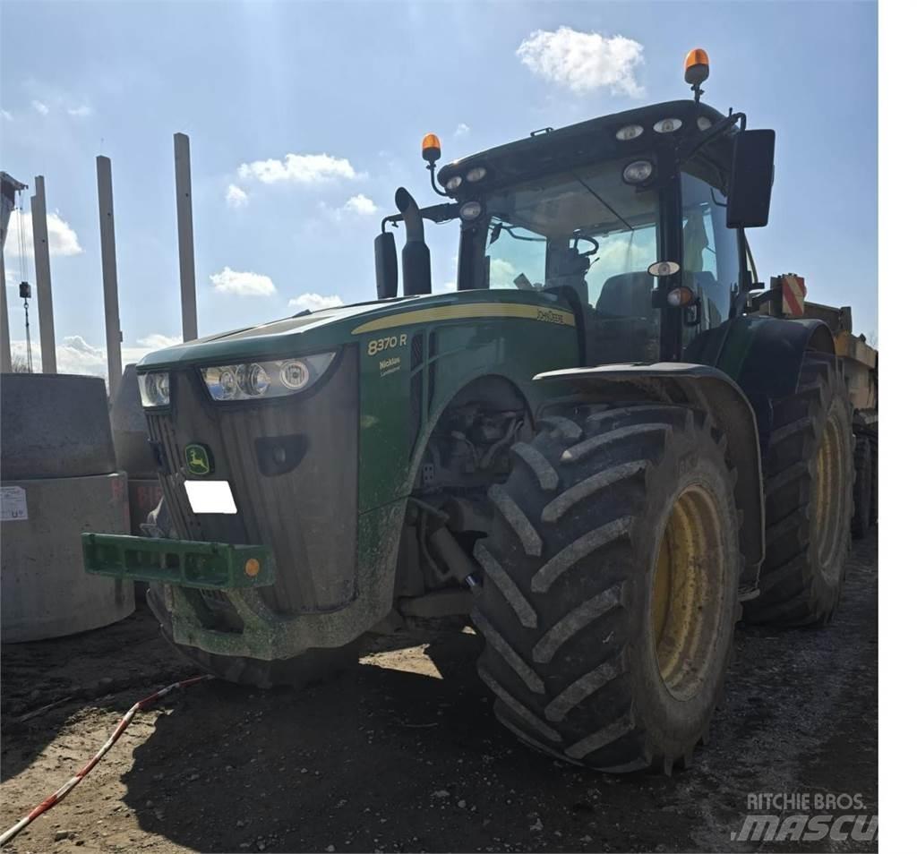John Deere 8370R Traktory