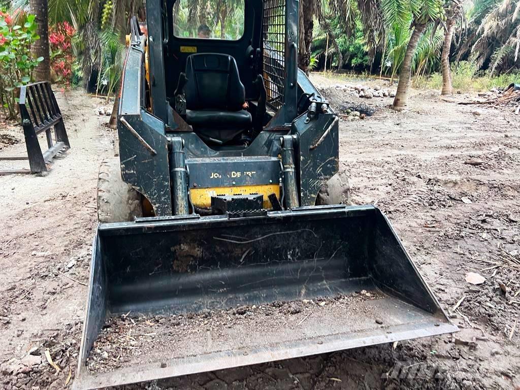 John Deere 312 Šmykom riadené nakladače