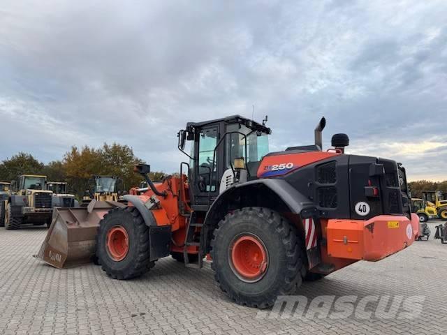 Hitachi ZW 250-6 Kolesové nakladače