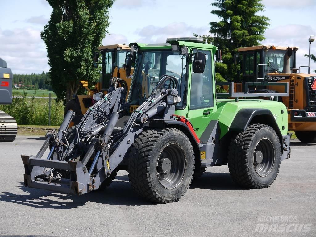LM Trac 686 Kolesové nakladače