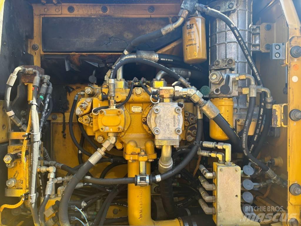 CAT 323 D L Pásové rýpadlá