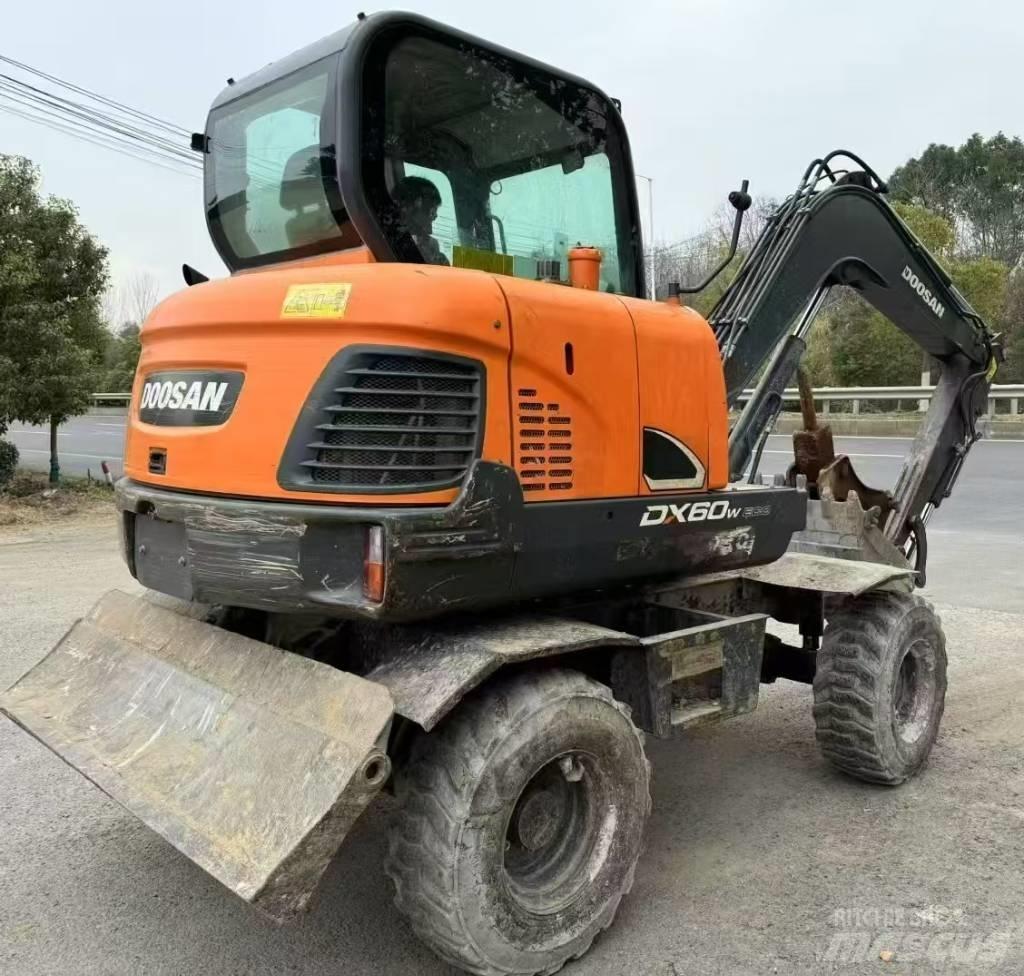 Doosan DX 60 Kolesové rýpadlá