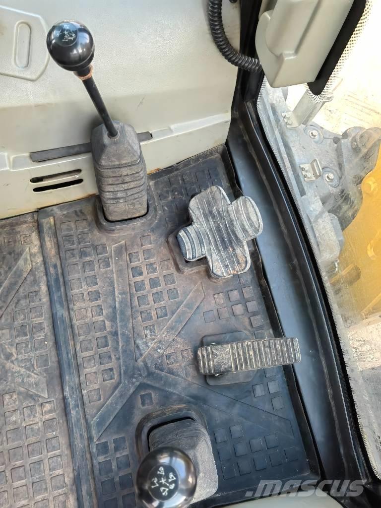 SDLG B877 Rýpadlo-nakladače