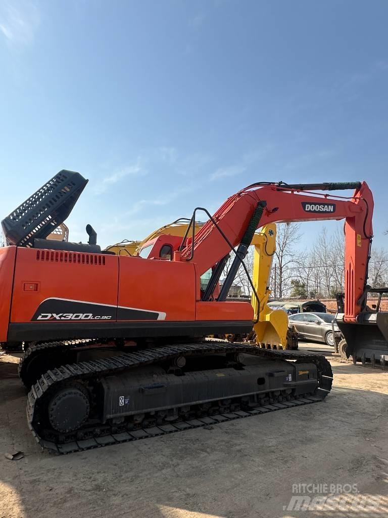 Doosan DX 300 Pásové rýpadlá