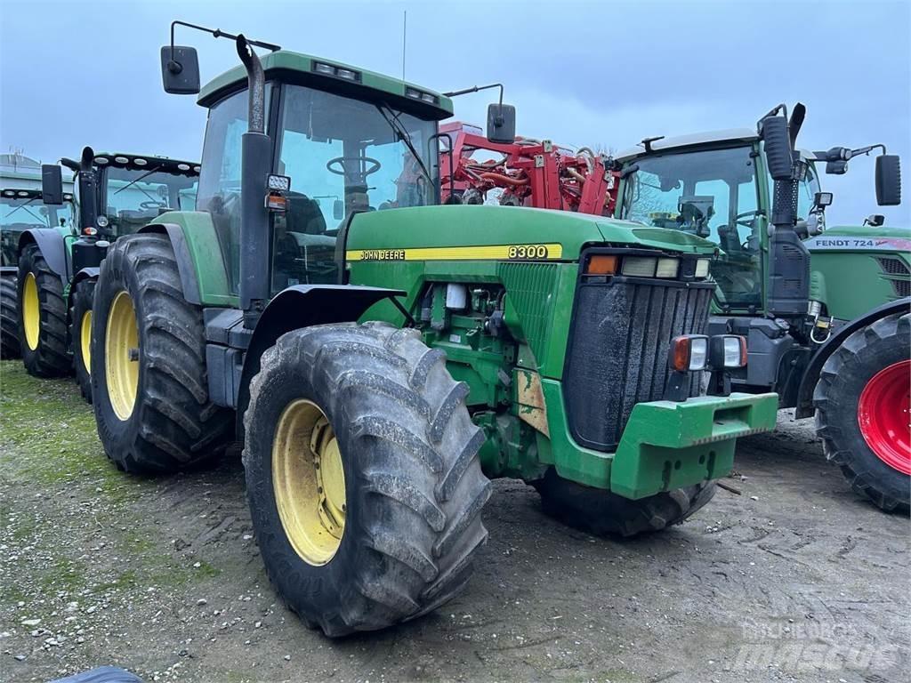John Deere 8100 Traktory