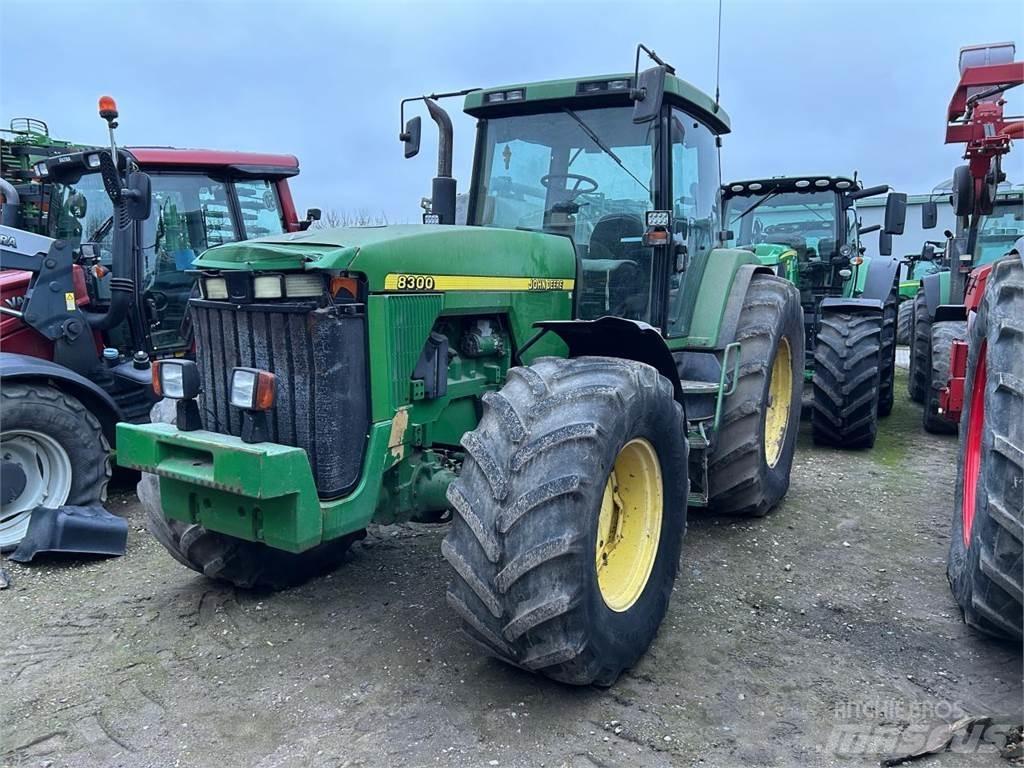 John Deere 8100 Traktory