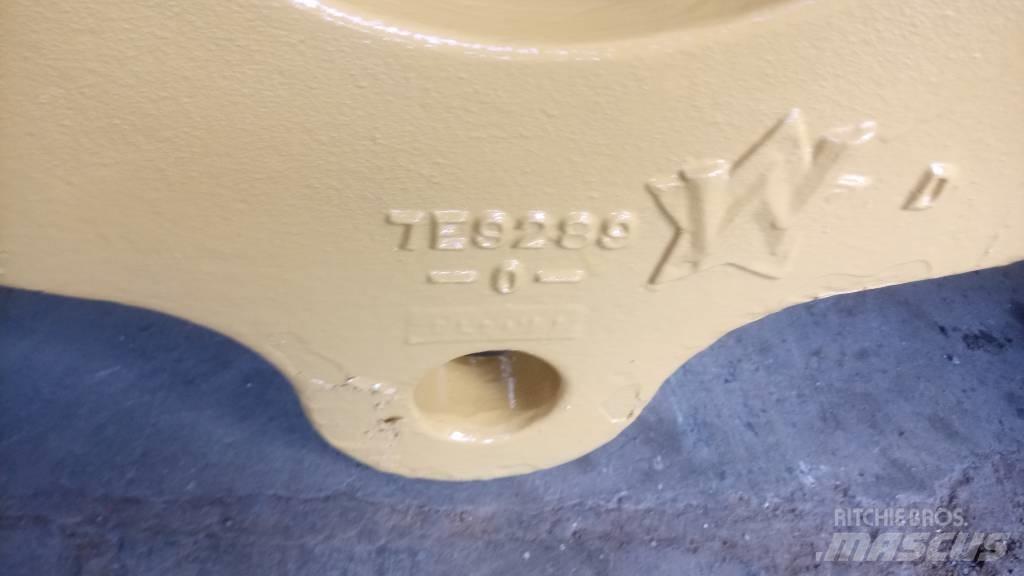 CAT 245 Podvozky a zavesenie kolies