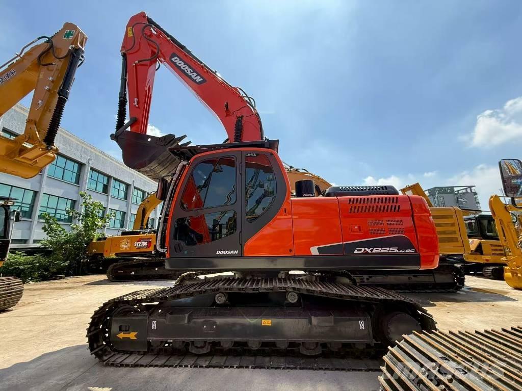 Doosan DX 225 Pásové rýpadlá