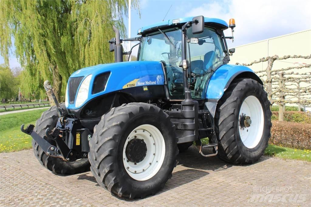 New Holland T7050 Traktory
