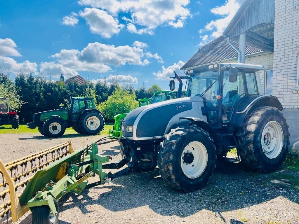 Valtra T 121 Traktory
