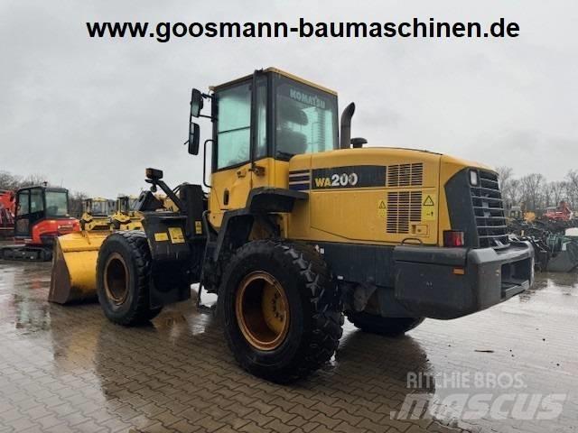 Komatsu WA 200 Kolesové nakladače