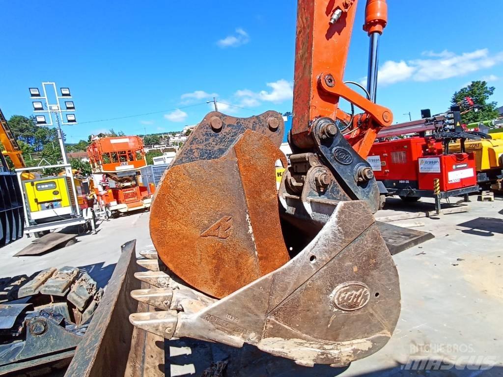 Hitachi ZX 135 US-6 Pásové rýpadlá