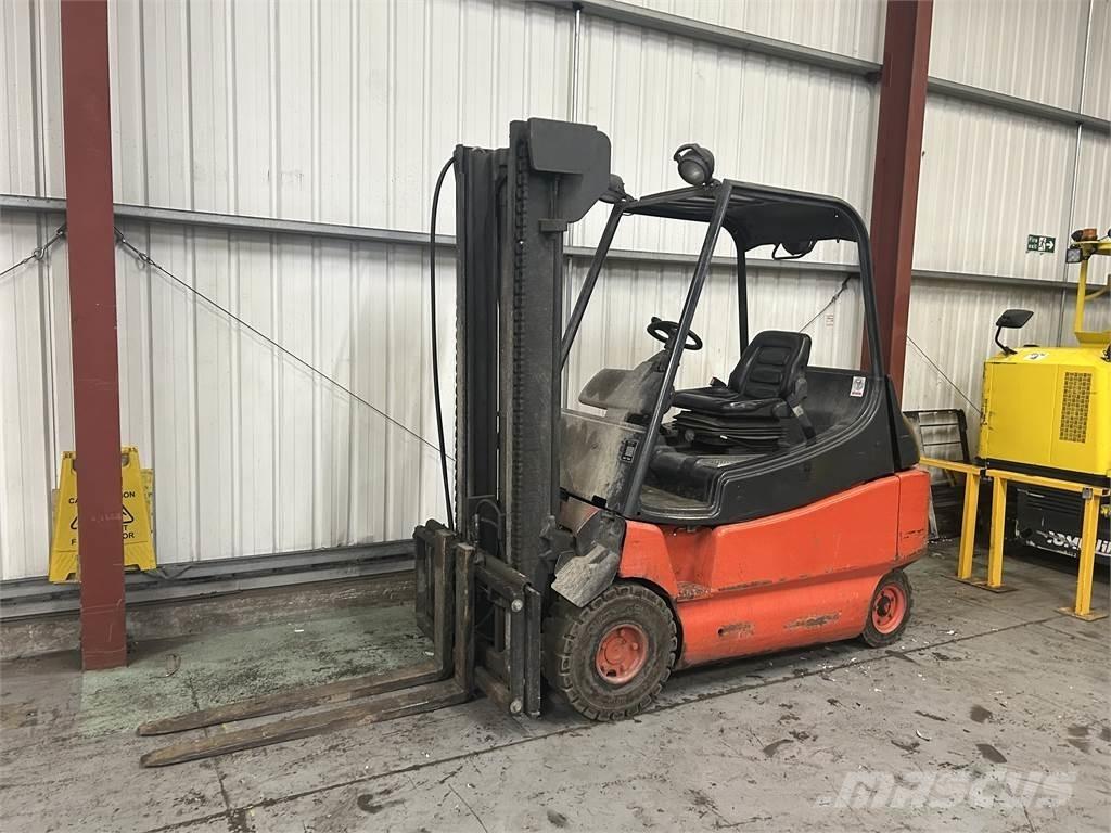 Linde E30-02 Akumulátorové vozíky