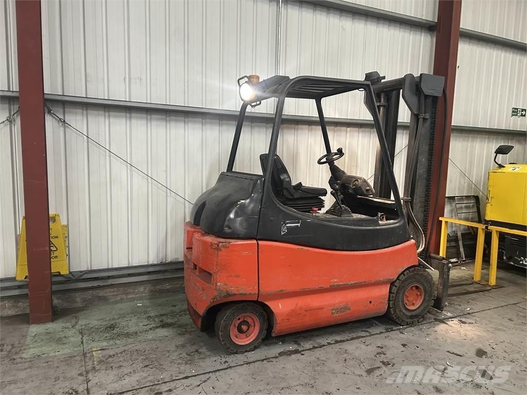Linde E30-02 Akumulátorové vozíky