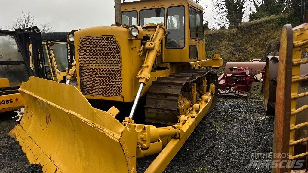 CAT D7 with ripper Pásové dozéry