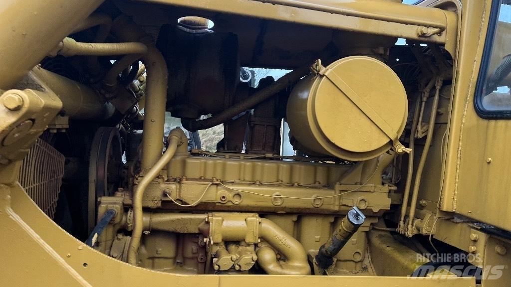 CAT D7 with ripper Pásové dozéry