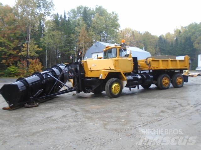 Mack RM 6866 S Snežné pluhy, predné snežné radlice