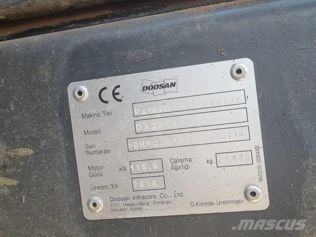 Doosan DX 225 Pásové rýpadlá