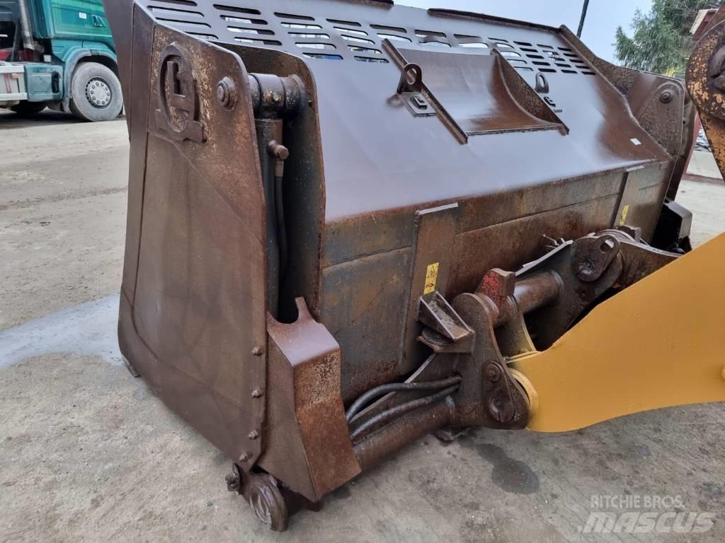CASE 821 F Kolesové nakladače