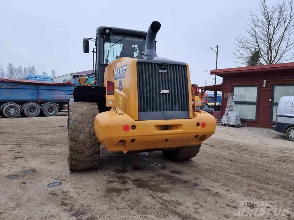 CASE 821 F Kolesové nakladače
