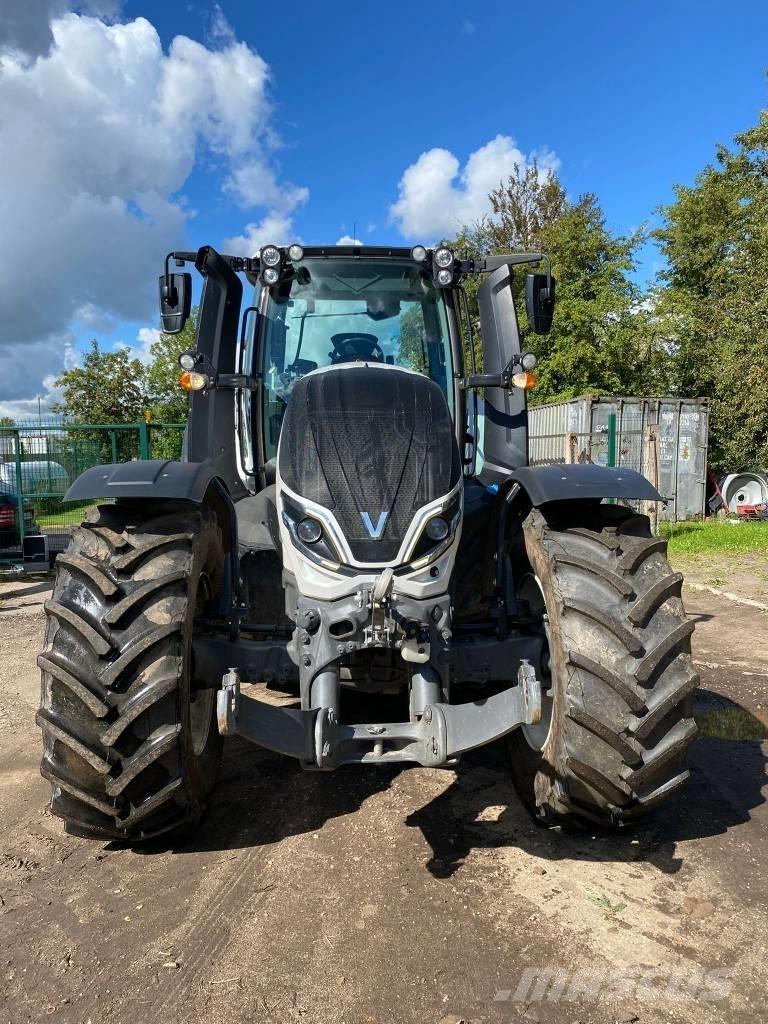 Valtra T 235 Traktory